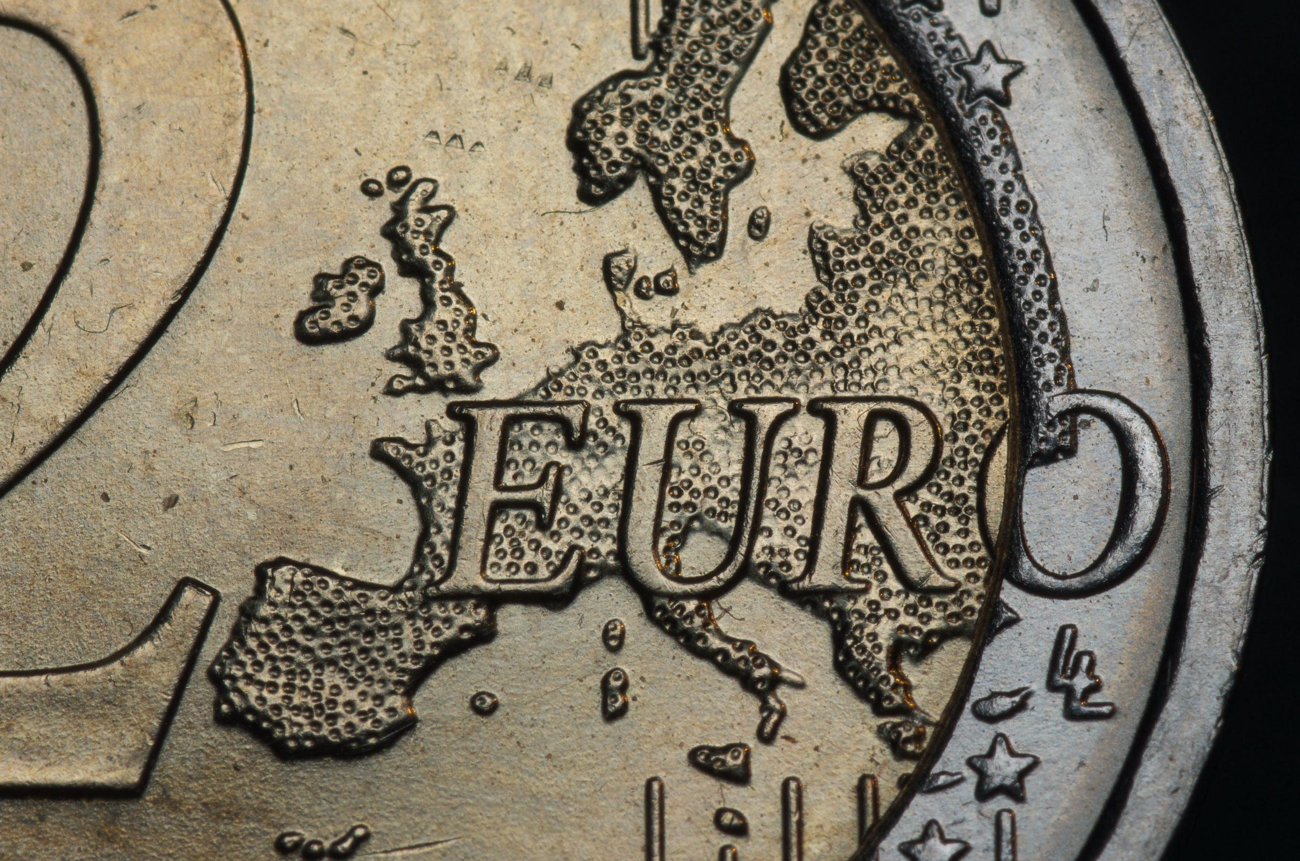 Kuvassa kahden euron kolikko
